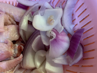 3、干锅洋葱鸡翅,把洋葱切成洋葱块