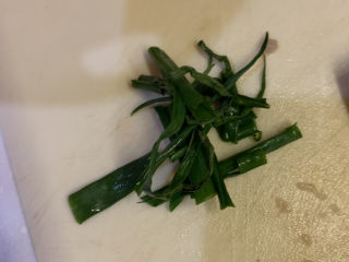 4、干锅洋葱鸡翅,葱洗干净切段