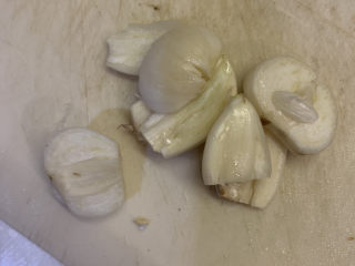 5、干锅洋葱鸡翅,蒜去皮，拍扁