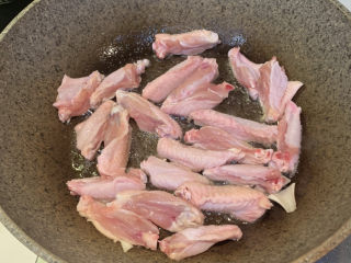 10、干锅洋葱鸡翅,放入沥干水分的鸡翅