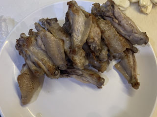 12、干锅洋葱鸡翅,煎至双面金黄，夹出来，把剩余的油留在锅内