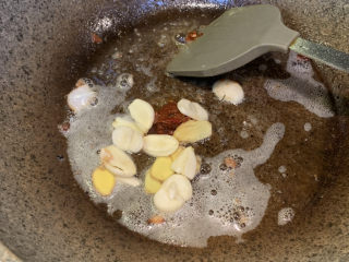 15、干锅洋葱鸡翅,放入6粒蒜块