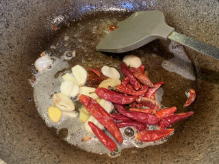 16、干锅洋葱鸡翅,放入适量干辣椒