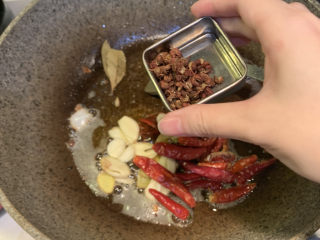 17、干锅洋葱鸡翅,放入30粒花椒、把调料小火翻炒出味