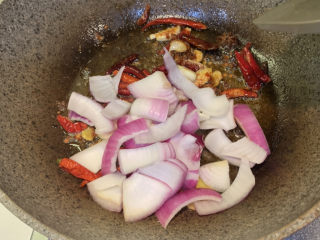 18、干锅洋葱鸡翅,放入洋葱、翻炒均匀