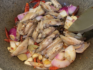 19、干锅洋葱鸡翅,放入煎好的鸡翅