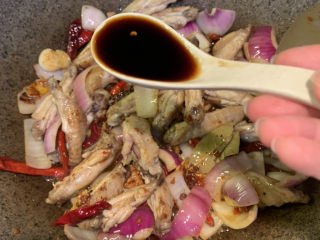 22、干锅洋葱鸡翅,放入2勺生抽