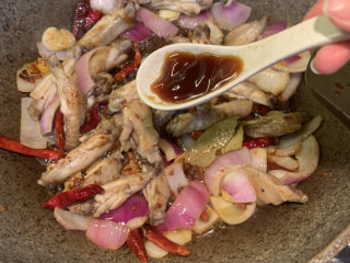 23、干锅洋葱鸡翅,放入1勺蚝油