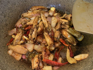 24、干锅洋葱鸡翅,中小火翻炒均匀，直到入味收汁，放入准备好的葱段翻炒均匀就可出锅。喜欢白芝麻的可以撒入一点白芝麻