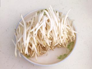 2、开胃小菜  炝拌银丝,剪掉绿豆芽的头尾