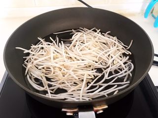 3、开胃小菜  炝拌银丝,水烧开后放入绿豆芽，焯水1分钟