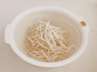 4、开胃小菜  炝拌银丝,把焯好的绿豆芽捞出来用冷水过凉，沥干水份