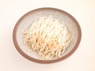 5、开胃小菜  炝拌银丝,把绿豆芽放入盘中备用
