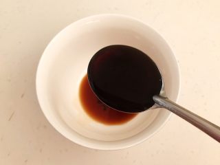 7、开胃小菜  炝拌银丝,碗里加入3勺陈醋