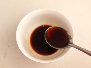 8、开胃小菜  炝拌银丝,加入2勺生抽