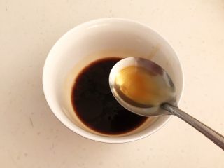 11、开胃小菜  炝拌银丝,加入半勺香油