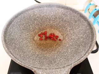 13、开胃小菜  炝拌银丝,炒锅加入1勺玉米油，油烧热后加入干红辣椒，炒出香叶即可