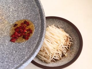 15、开胃小菜  炝拌银丝,把炒好的辣椒油浇到豆芽上面