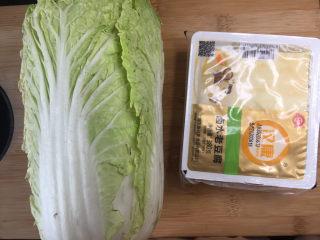 1、白菜炖豆腐,准备大白菜半颗，豆腐半盒