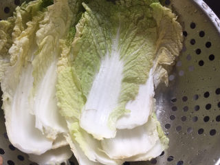 2、白菜炖豆腐,白菜清洗干净