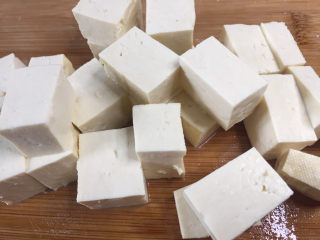 3、白菜炖豆腐,豆腐切块