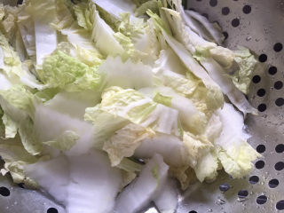 4、白菜炖豆腐,白菜切块