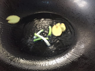 7、白菜炖豆腐,锅里放油爆香生姜葱段