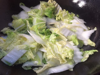 8、白菜炖豆腐,加入白菜翻炒片刻