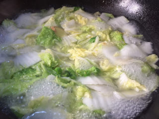 9、白菜炖豆腐,加入适量水煮开