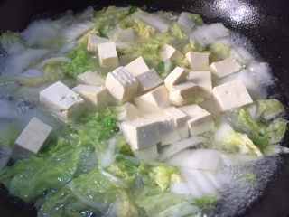 10、白菜炖豆腐,加入豆腐慢炖8分钟