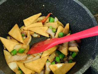 17、干锅千叶豆腐,转中火，翻炒均匀调料