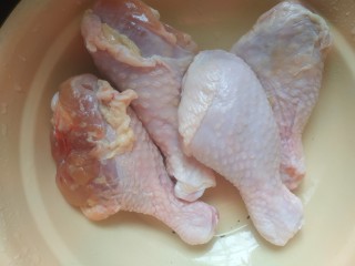 1、麻辣干锅鸡,鸡腿四个洗净