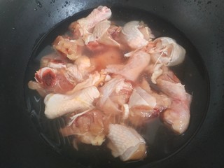 3、麻辣干锅鸡,锅中放入适量清水，冷水下入鸡腿
