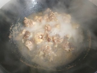 4、麻辣干锅鸡,大火烧开三分钟，去除脏水