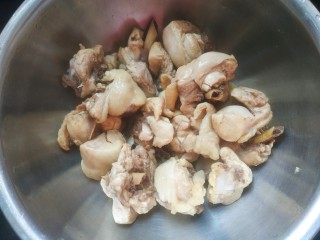 5、麻辣干锅鸡,洗净控干水分放入盆中