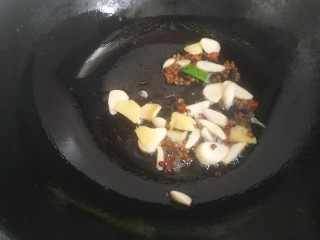 11、麻辣干锅鸡,锅中放入适量植物油，爆香花椒，麻椒，八角，葱蒜