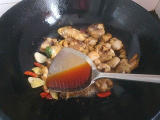 14、麻辣干锅鸡,加入适量生抽翻炒