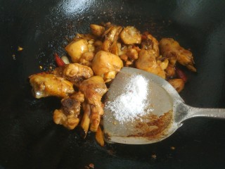 17、麻辣干锅鸡,加入适量糖，盐，翻炒