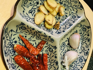 4、香辣鱿鱼须,辣椒，姜片待用；