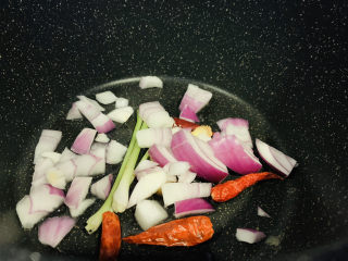 8、香辣鱿鱼须,热锅，倒入洋葱、辣椒、姜片等；