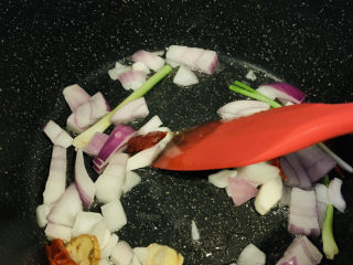 9、香辣鱿鱼须,炒香；