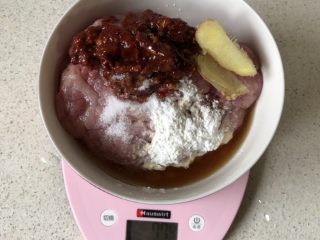 1、泡椒炒肉丝,肉丝拿料酒、油、淀粉、姜片、郫县豆瓣酱、盐，用筷子或勺子拌匀