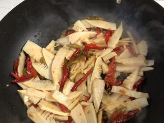 2、泡椒炒肉丝,爆香，装碗备用