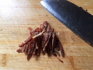 6、大煮干丝,火腿也切成丝。