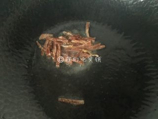 7、大煮干丝,起油锅，先把火腿丝煸出香味。