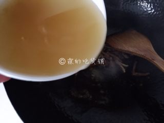 8、大煮干丝,随后倒入高汤。