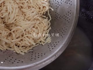 9、大煮干丝,放入豆干丝，炖上10分钟左右。