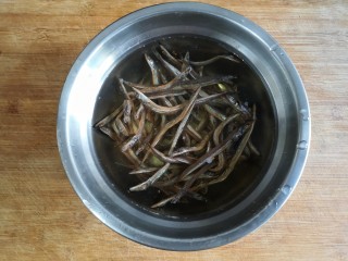 1、辣炒小鱼干,小鱼干放入清水里加一小勺醋浸泡1小时以上至小鱼干变软,洗净。