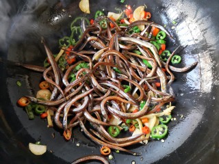 7、辣炒小鱼干,下入煸炒过的小鱼干。