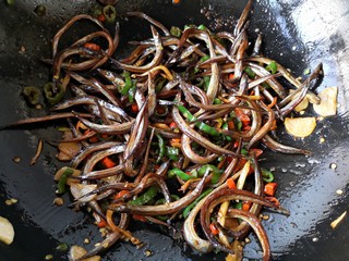 10、辣炒小鱼干,翻炒均匀后起锅。
